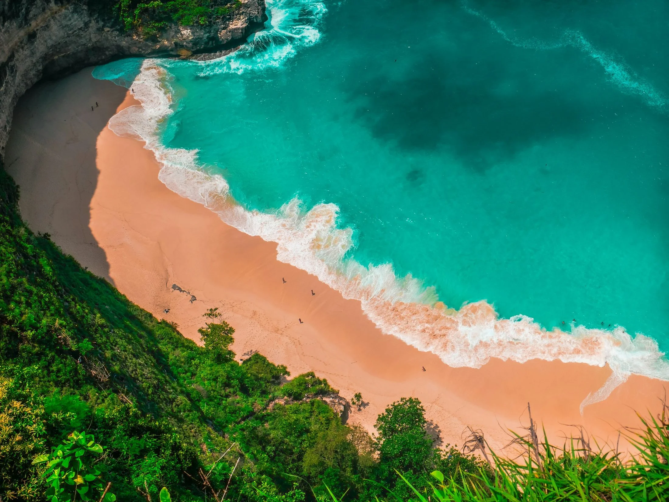 Clifftop wedding venue overlooking the ocean in Bali